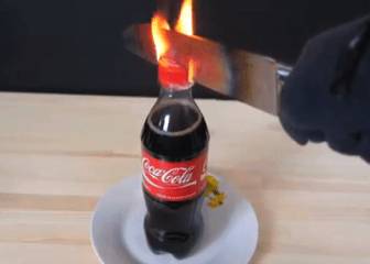 Un cuchillo al rojo vivo vs. una botella de Coca-Cola