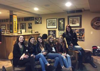 ¿Dónde están las piernas de la chica del centro de esta foto?