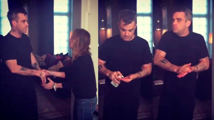Robbie Williams se desinfecta también tras saludar a su suegra