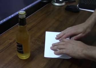 ¿Sin abridor para tu botellín de cerveza? Prueba con un folio