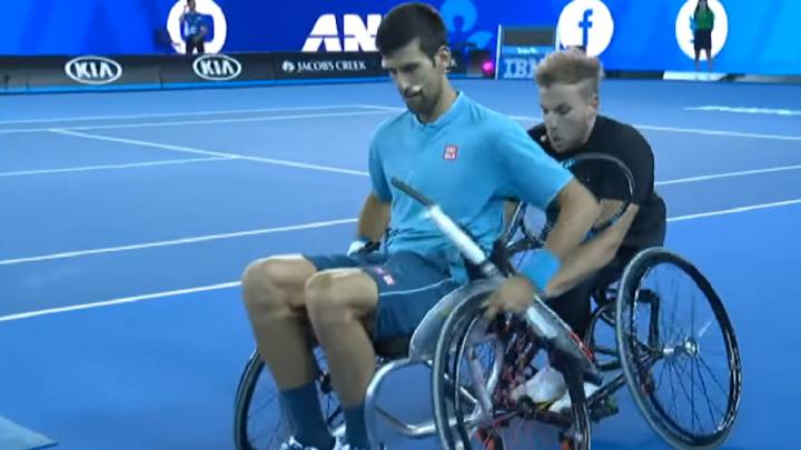Djokovic intenta jugar al tenis en silla de ruedas y es un desastre