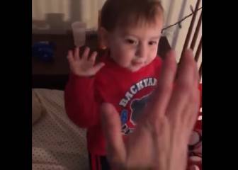 Este niño de dos años mete más canastas que tú