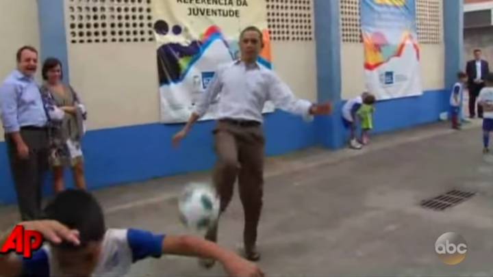 Obama jugando al fútbol en un colegio de Brasil