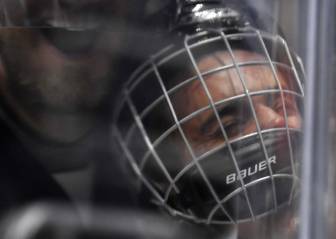 Estampan a Justin Bieber contra el cristal en un partido de hockey hielo
