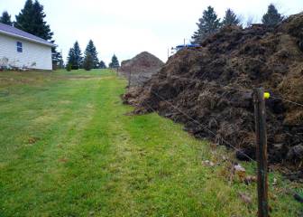 Una pareja canadiense coloca una montaña de estiercol frente a la casa de sus vecinos