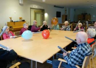 Los ancianos daneses prefieren una batalla de globos que jugar al bingo