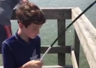 Un cocodrilo ladrón le roba a este niño su pesca