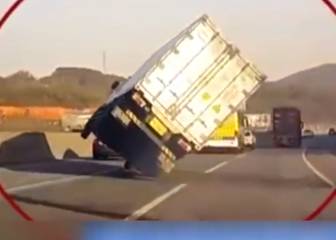 Una maniobra espectacular para evitar que vuelque su camión