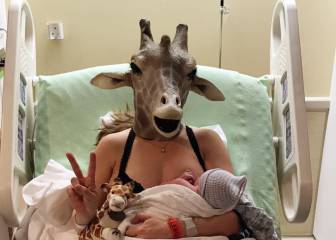 Partos en streaming: una mujer da a luz con una careta de jirafa
