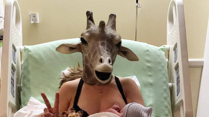 Partos en streaming: una mujer da a luz con una careta de jirafa