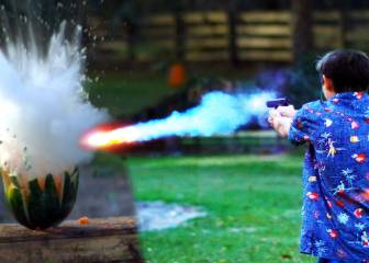 Derretir un iPhone o explotar sandías, así es el Jackass de la ciencia casera