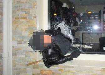 Un ladrón vuelve a la escena del crimen y se queda atascado en el cristal que él mismo rompió