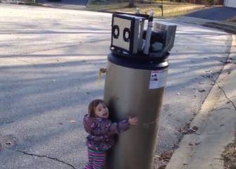 Esta niña confundiendo un calentador roto con un robot es lo más adorable que verás hoy