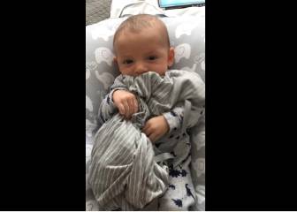 Este bebé solo para de llorar si su padre le cubre con ropa sucia de su madre