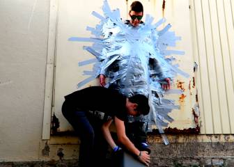 ¿Se puede pegar a alguien a una pared con cinta americana?