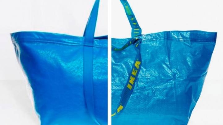 El bolso de 1.500 euros que es igual que la bolsa azul de Ikea