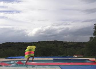 Se empeña en correr sobre el agua y parece un concursante de 'Humor amarillo'