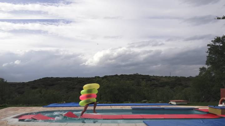 Un youtuber se empeña en correr sobre el agua y parece un concursante de 'Humor amarillo'