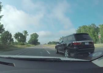 ¿Por qué no se mueven las ruedas de este coche en marcha?