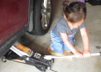 Esta niña de 3 años cambia el aceite del coche mejor que tú