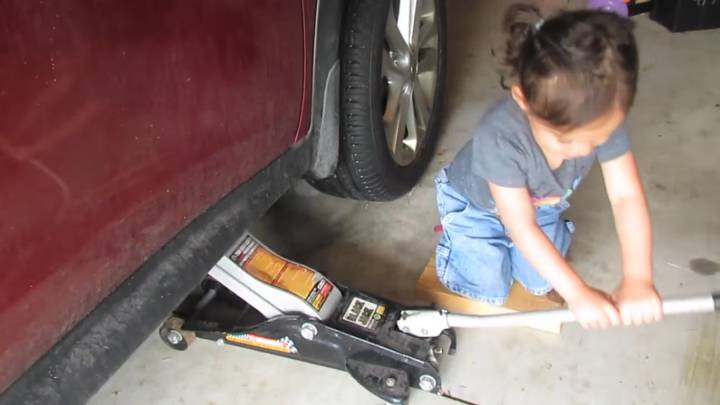 Esta niña de 3 años cambia el aceite del coche mejor que tú