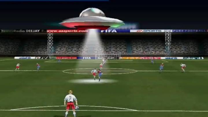 Un OVNI abduciendo jugadores: ¿Recuerdas el \'modo alien\' del FIFA 2000?