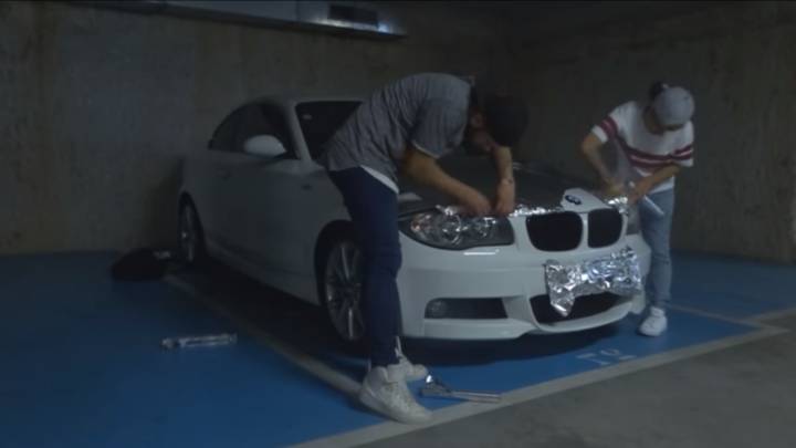 Empapela el coche de un amigo con papel de aluminio, pero se aleja del clickbate