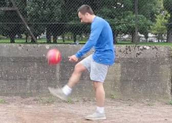 ¿Hacer toques con el balón? Este youtuber pasa de torpe a experto en solo unas horas