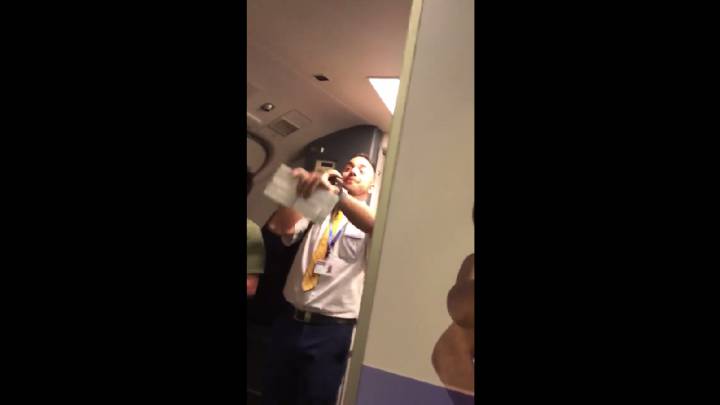 El azafato de Ryanair que ameniza los vuelos versionando Despacito