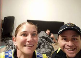 Dos policías se hacen un selfie con un chico tras devolverle a casa después de una borrachera