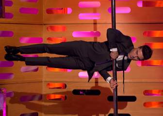 Zac Efron desafía a la gravedad colgándose de una barra de 'striptease'