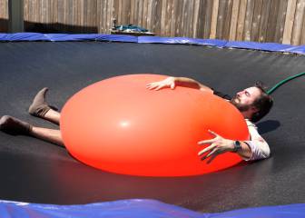 Hincha un globo de agua gigante sobre su amigo y después lo hace estallar