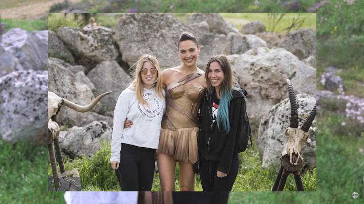 Dos youtubers españolas visitan el rodaje de 'Wonder Woman' y lo cuentan un año después