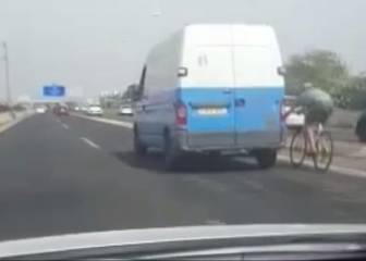 Un ciclista circula a 100 km/h por una autopista y la broma le puede salir muy cara