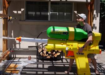 La pistola de agua más grande del mundo es así y rompe cristales