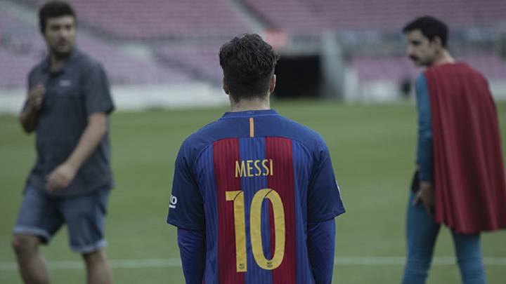 ¿Qué hacen Messi y Jordi Alba junto a Dani Rovira en el rodaje de 'Superlópez?