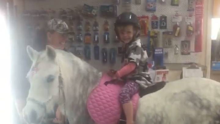 En Nueva Zelanda las niñas pueden entrar a caballo a comprar caramelos