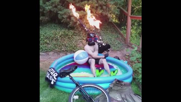 Este hombre se viste de Darth Vader y toca con la gaita la banda sonora de Star Wars