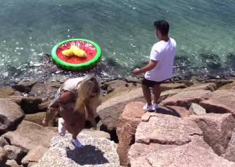 Una youtuber le tira las videoconsolas a su novio al mar