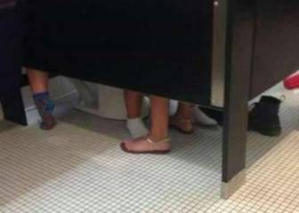 ¿Qué hacen 6 piernas en un solo baño? La foto viral que tiene a Twitter intrigado