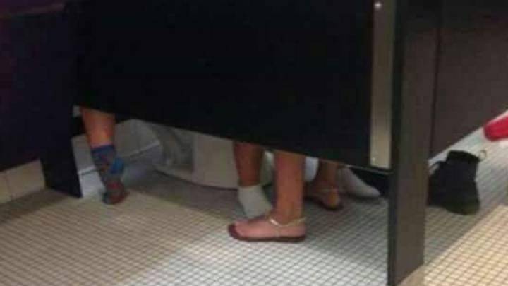 ¿Qué hacen 6 piernas en un solo baño? La foto viral que tiene a Twitter intrigado