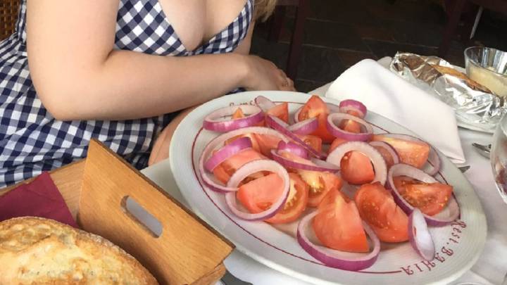 Comer vegano en un restaurante tiene a veces estas cosas: le sirven tomate solo