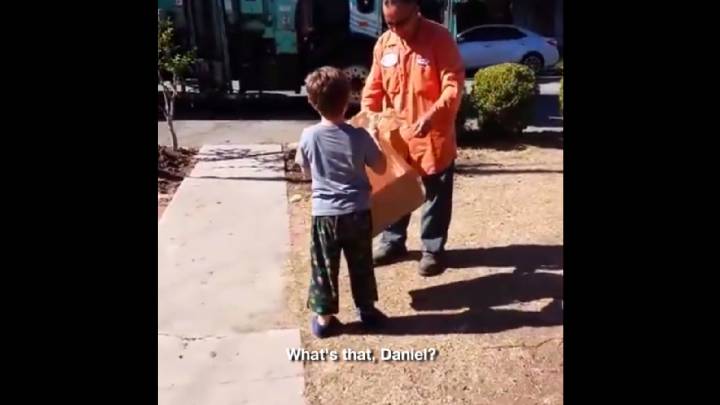 El bonito gesto del conductor de un camión de basura con un niño autista