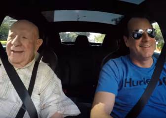 Así reacciona un anciano de 97 años al subir a un Tesla