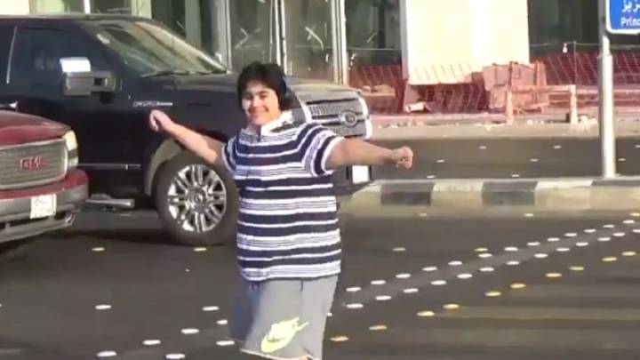 Arrestan a un niño de 14 años
por bailar la 'Macarena'
en mitad de la carretera