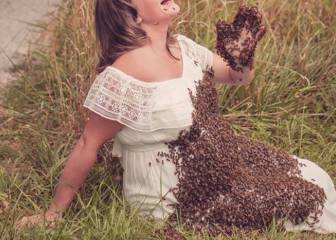 Una mujer embarazada se hace una sesión de fotos con miles de abejas sobre su cuerpo