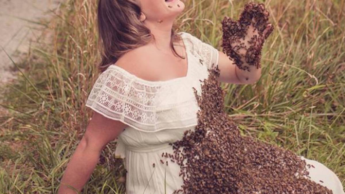 Facebook: Una mujer embarazada se hace una sesión de fotos con miles de  abejas sobre su cuerpo - AS.com