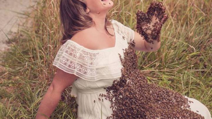 Una mujer embarazada se hace una sesión de fotos con miles de abejas sobre su cuerpo