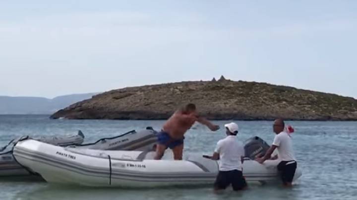 Un turista se queda dormido en una lancha y se despierta dando puñetazos al aire