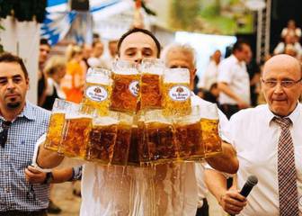 Bate el récord mundial transportando cerveza en un torneo en Alemania